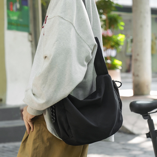 日系休闲斜挎包男生单肩包轻便潮牌通勤背包学生挎包上课包运动包