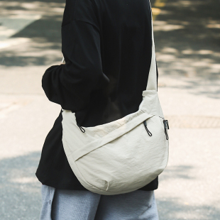 潮牌斜挎包男款日系休闲饺子包轻便通勤单肩包工装潮流邮差背包女