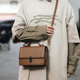 男包通勤小挎包原创小方包高级感男生斜挎包百搭潮牌单肩包手机包