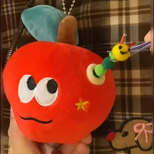 惊喜毛毛虫红苹果毛绒挂件