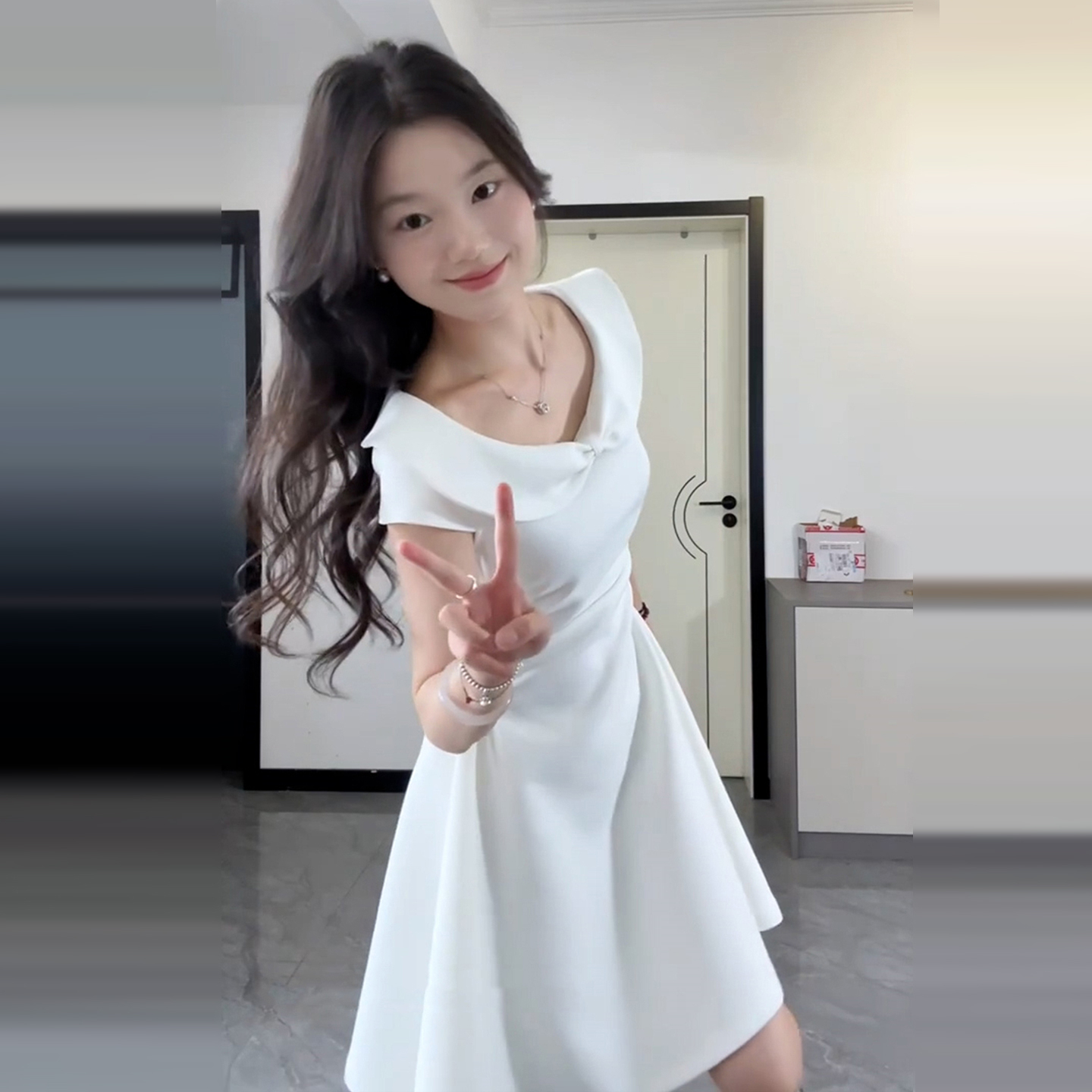 娃娃领白色连衣裙女夏季2025新款爆款初恋绝美掐腰蓬蓬短裙小个子