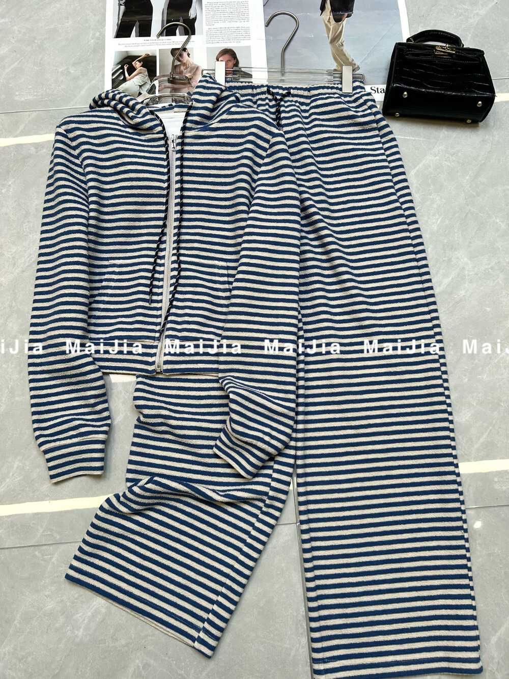 26年早春上新时尚显瘦条纹慵懒减龄条纹连帽卫衣外套+休闲裤套装,女装/女士精品,休闲运动套装,淘宝优惠券,粉丝福利购,淘宝优惠卷