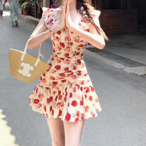 度假显白复古红碎花连衣裙收腰春夏季新款漂亮辣妹显瘦小飞袖裙子