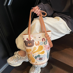 卡通插画小众升级拉链斜挎单肩水桶包大容量植绒帆布包包女通勤包