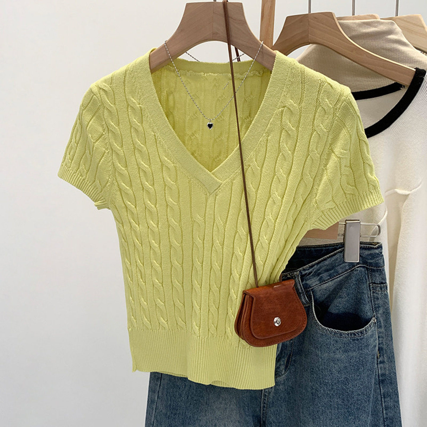 黄色正肩t恤女短袖夏季2026韩系ins穿搭v领修身短款麻花针织上衣图片