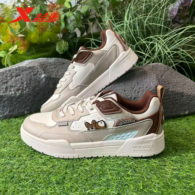 特步板鞋女2025冬季新款复古潮流