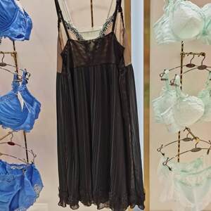 欣姿芳吊带衬衣裙L3SC5175刺绣水溶镂空LACE网纱褶皱面料吊牌1688