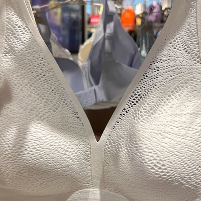 爱慕25年夏创瑜伽内衣明动V领无钢圈女背心式薄杯文胸CA171661