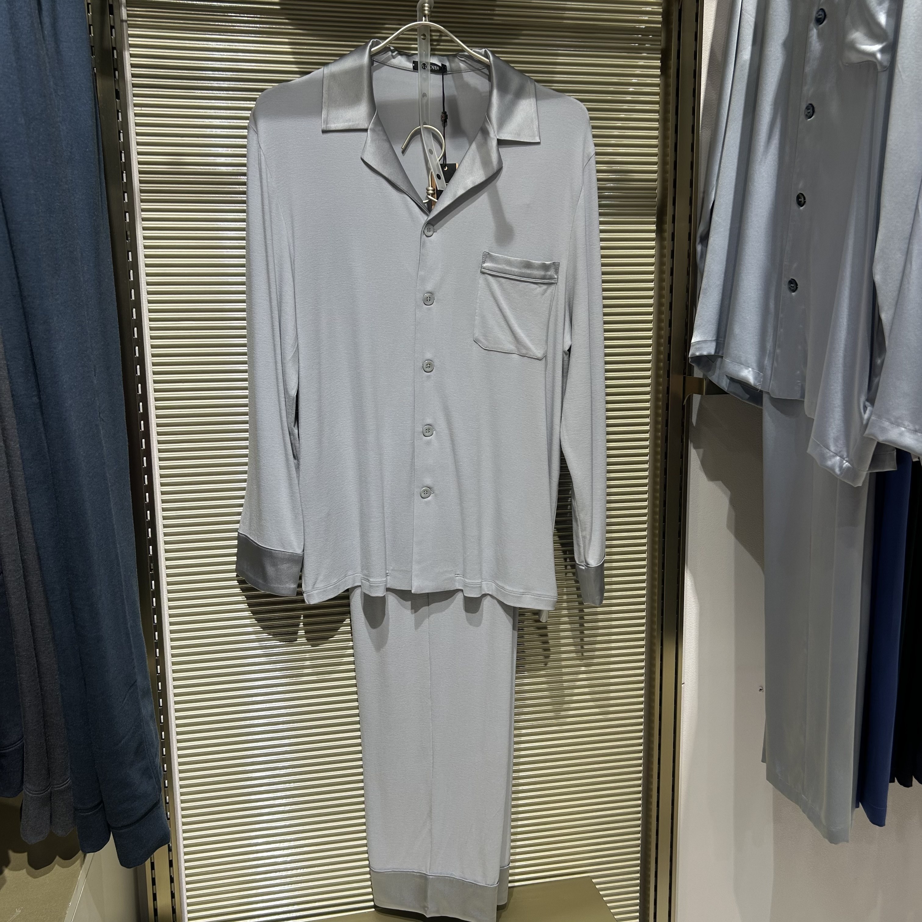 LC46YS2爱慕高端兰卡文清溪花影男士长袖长裤分身家居服套装。