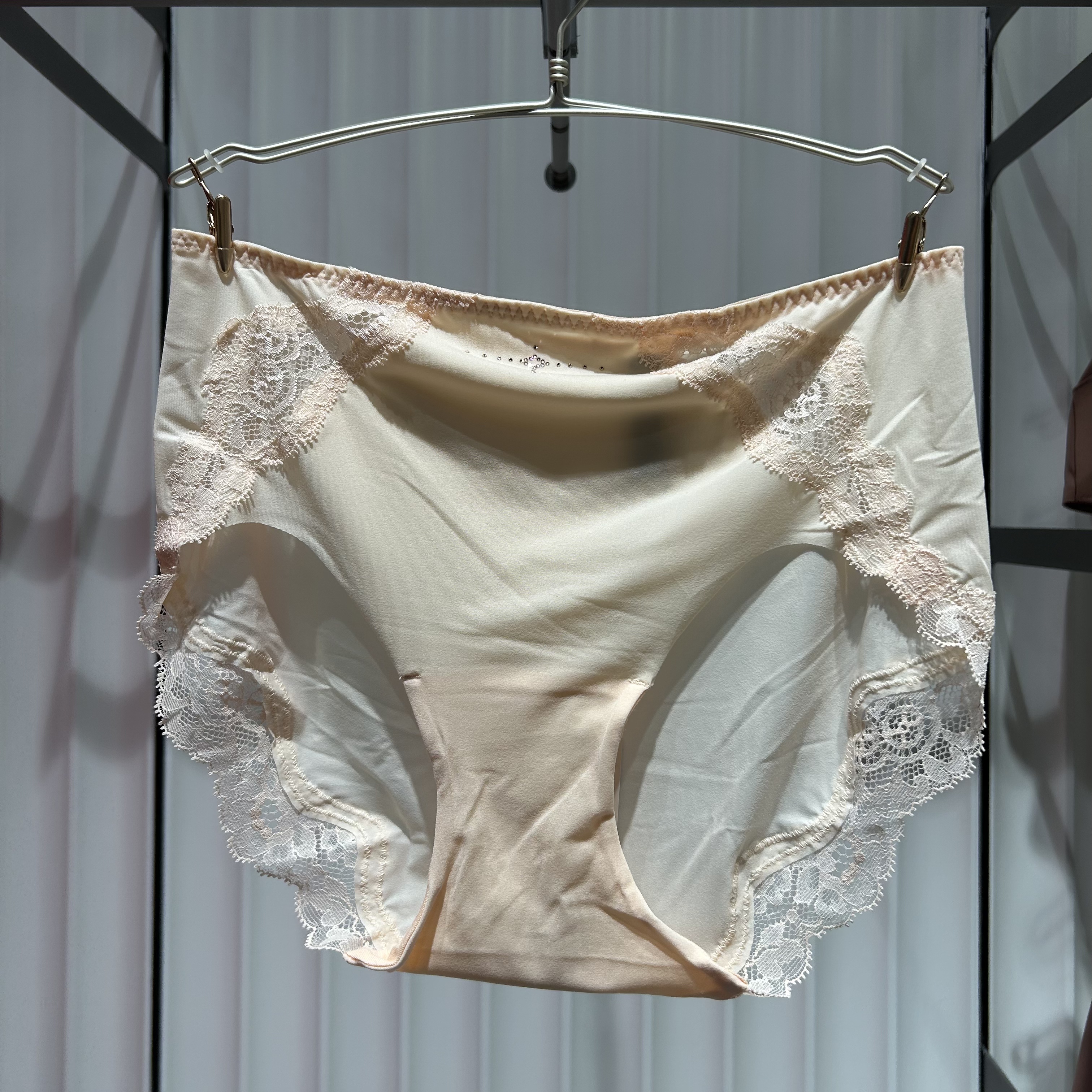 爱慕高端LA CLOVER兰卡文梦拾光影女士中腰平角内裤LC23TW1。