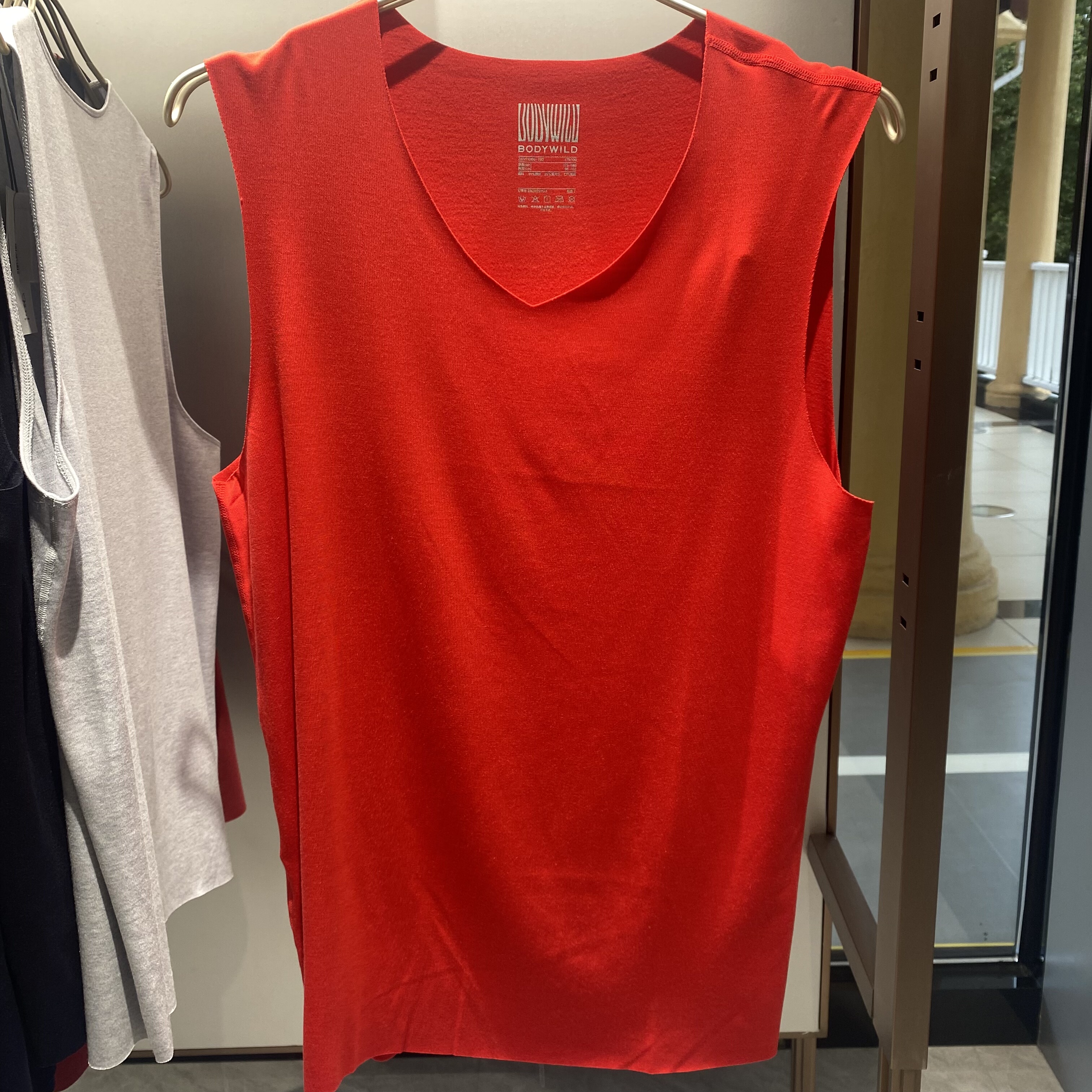 ZBN11DB6爱慕BODY WILD25AW抓绒暖衣-男士V领背心红品