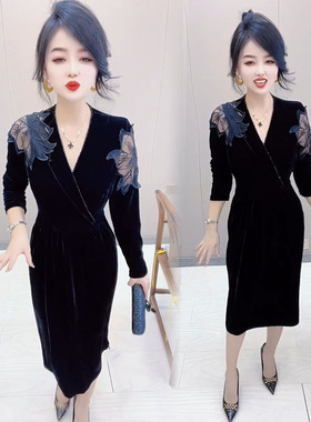 丝绒连衣裙女2023秋季新款气质女人味V领蕾丝拼接镂空收腰打底裙