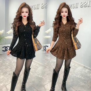 连衣裙女2025冬新款设计感不对称气质减龄荷叶边小个子V领蕾丝裙