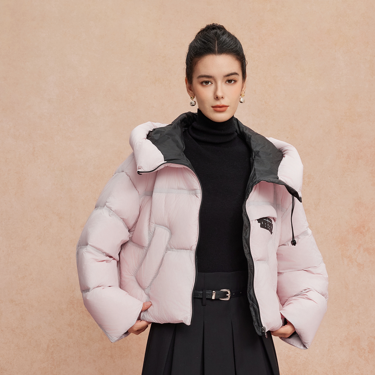 斯尔丽2025新款轻盈感休闲双层朦胧效果设计感时尚减龄短款羽绒服