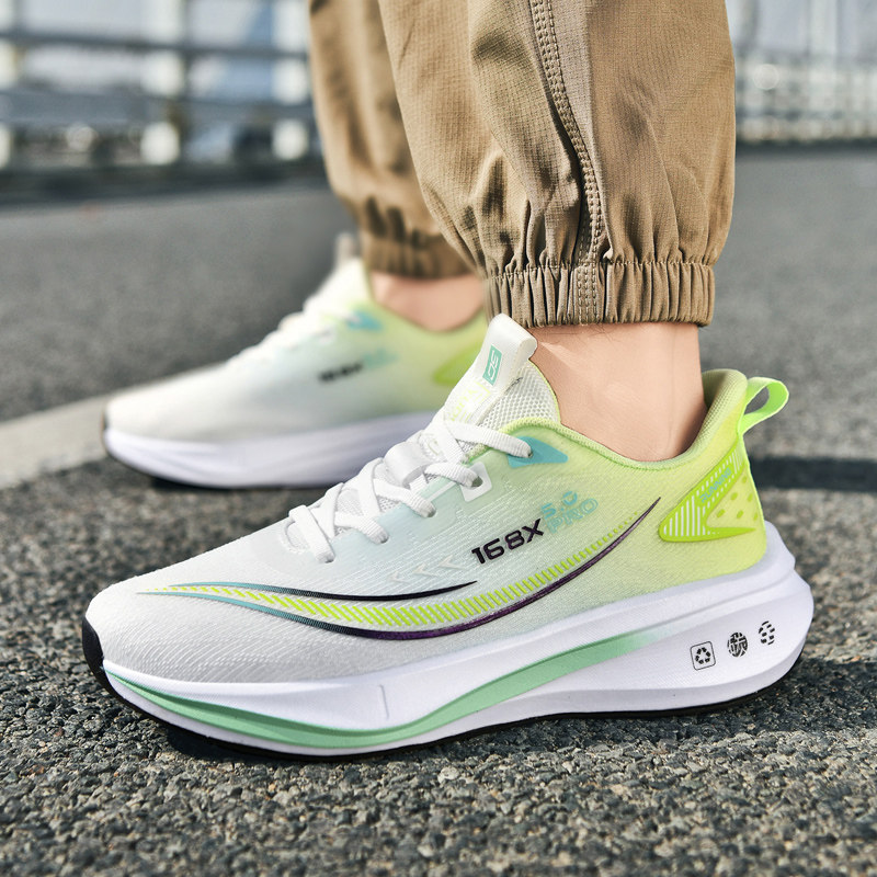 新款轻便碳板跑鞋男新款超轻减震专业跑步鞋透气青少年学生运动鞋