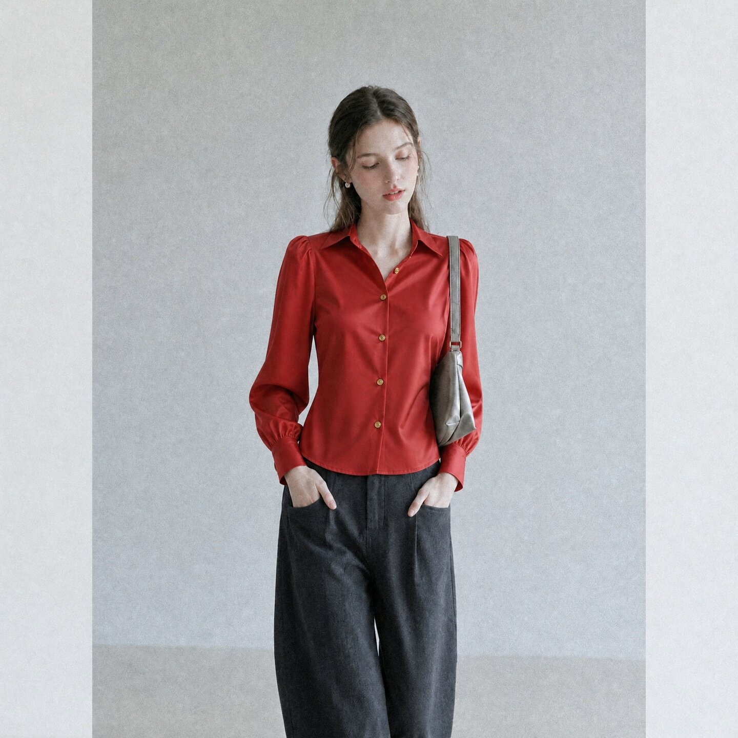 红色刨肩翻领衬��秋季女款2026新款贵气松弛感上衣气质轻熟风穿搭