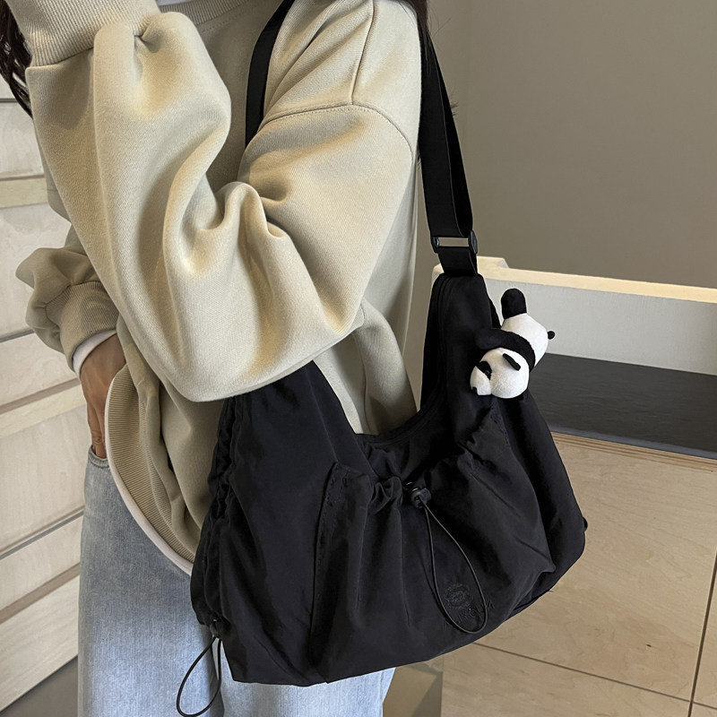 港风休闲抽绳斜挎包女生日系百搭暗黑风单肩包学生上学补课补习袋