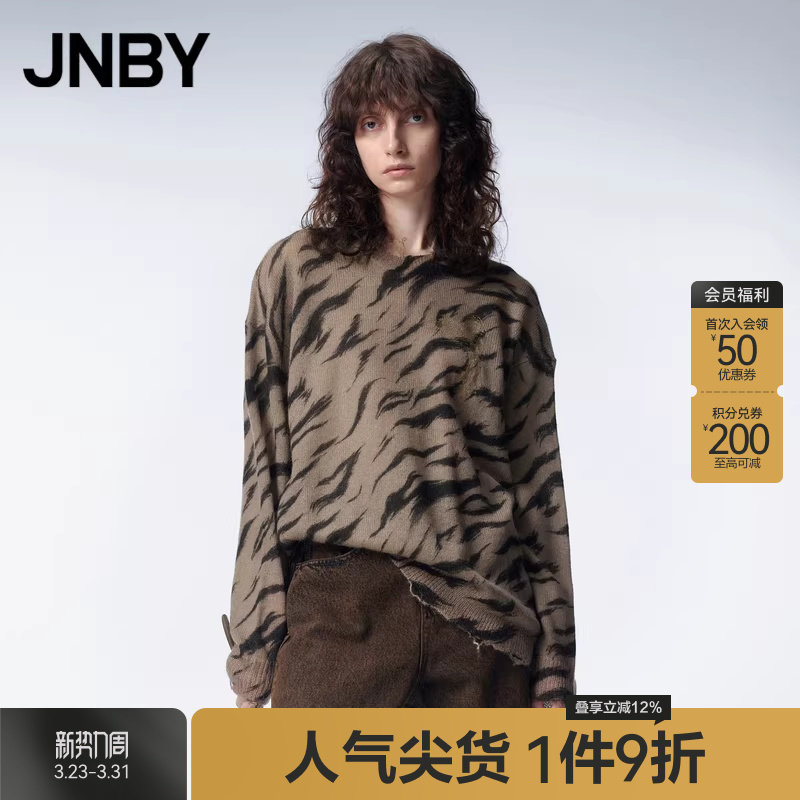 JNBY/江南布衣春秋圆领针织衫宽松休闲长款豹纹印花毛衣轻薄柔软