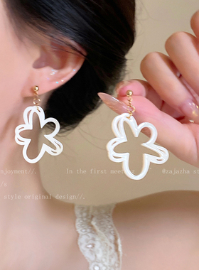 赵露思同款白色花朵耳钉女适合夏天耳环2025新款耳饰海边度假耳坠