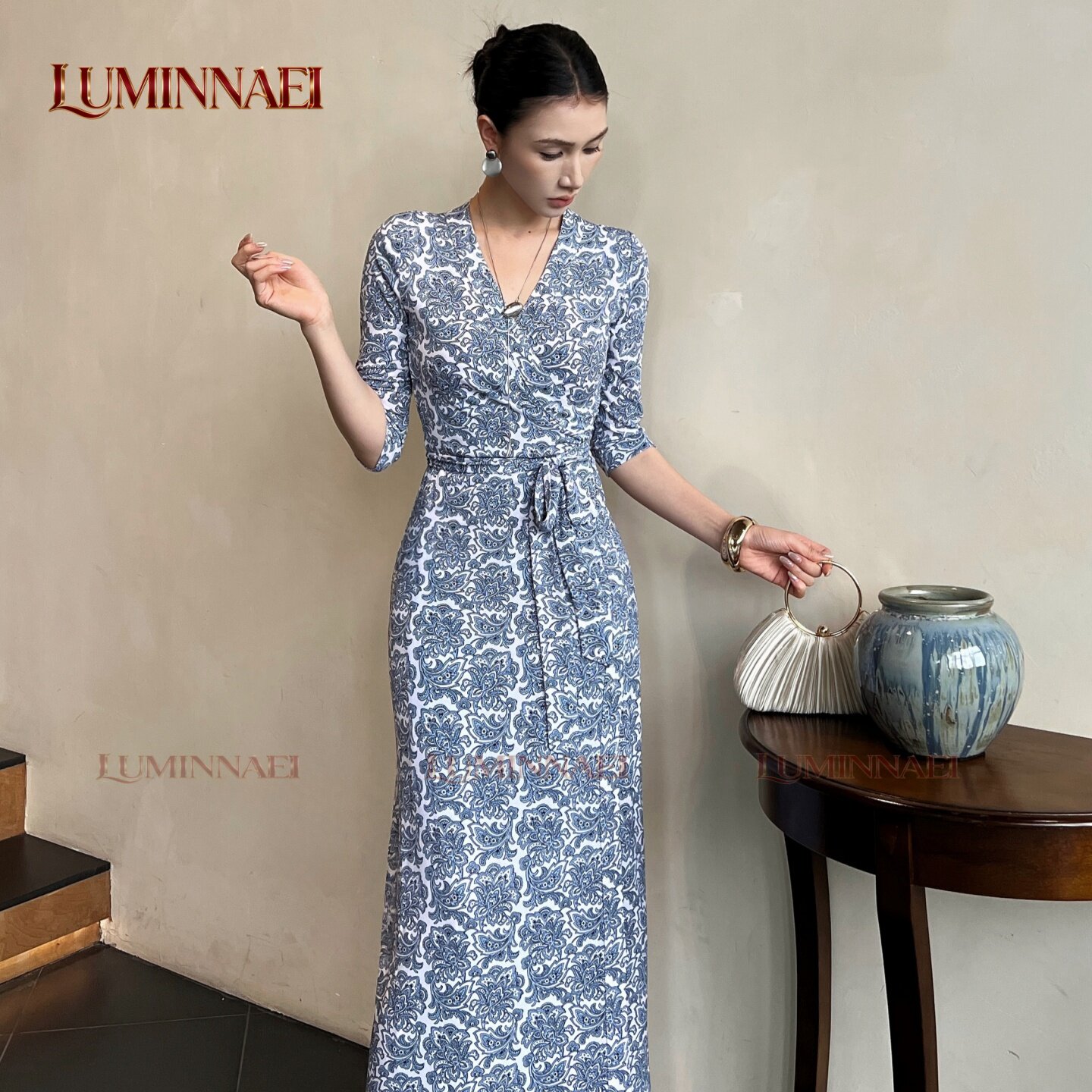 [LUMINNAEI ]蓝白佩斯利花纹裹身连衣裙 收腰显瘦气质茶歇长裙女