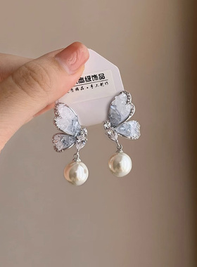 Doro朵兰の「晶蓝蝴蝶」轻奢时尚水晶蓝色粉色珍珠气质百搭耳环女