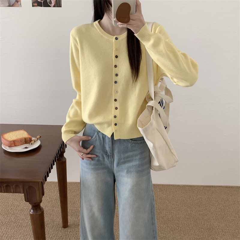 冰颜撞色彩扣甜美软糯圆领针织衫