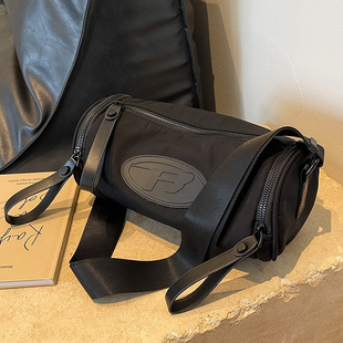 休闲百搭尼龙布包包女2026新款 宽带斜挎包流行水桶单肩圆筒包 时尚