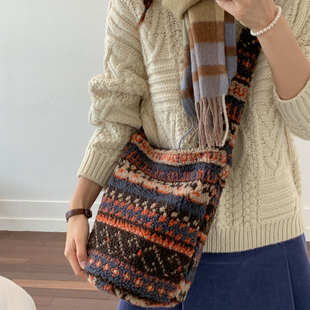 秋冬可爱羊羔毛包包女2025新款时尚民族风水桶包大容量毛绒斜挎包