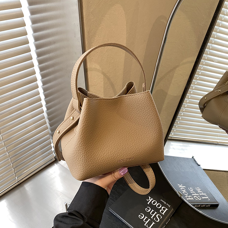 外出手拎包包女式2025新款潮流行时尚百搭单肩包高级感斜挎水桶包