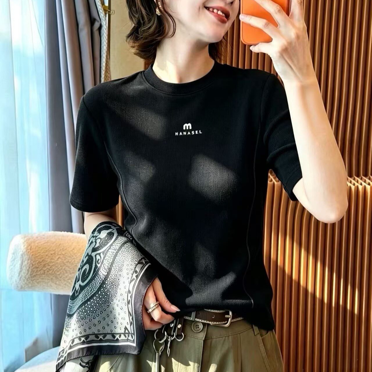 黑色正肩中袖T恤女2026早秋新款修身显瘦字母短款印花百搭棉上衣
