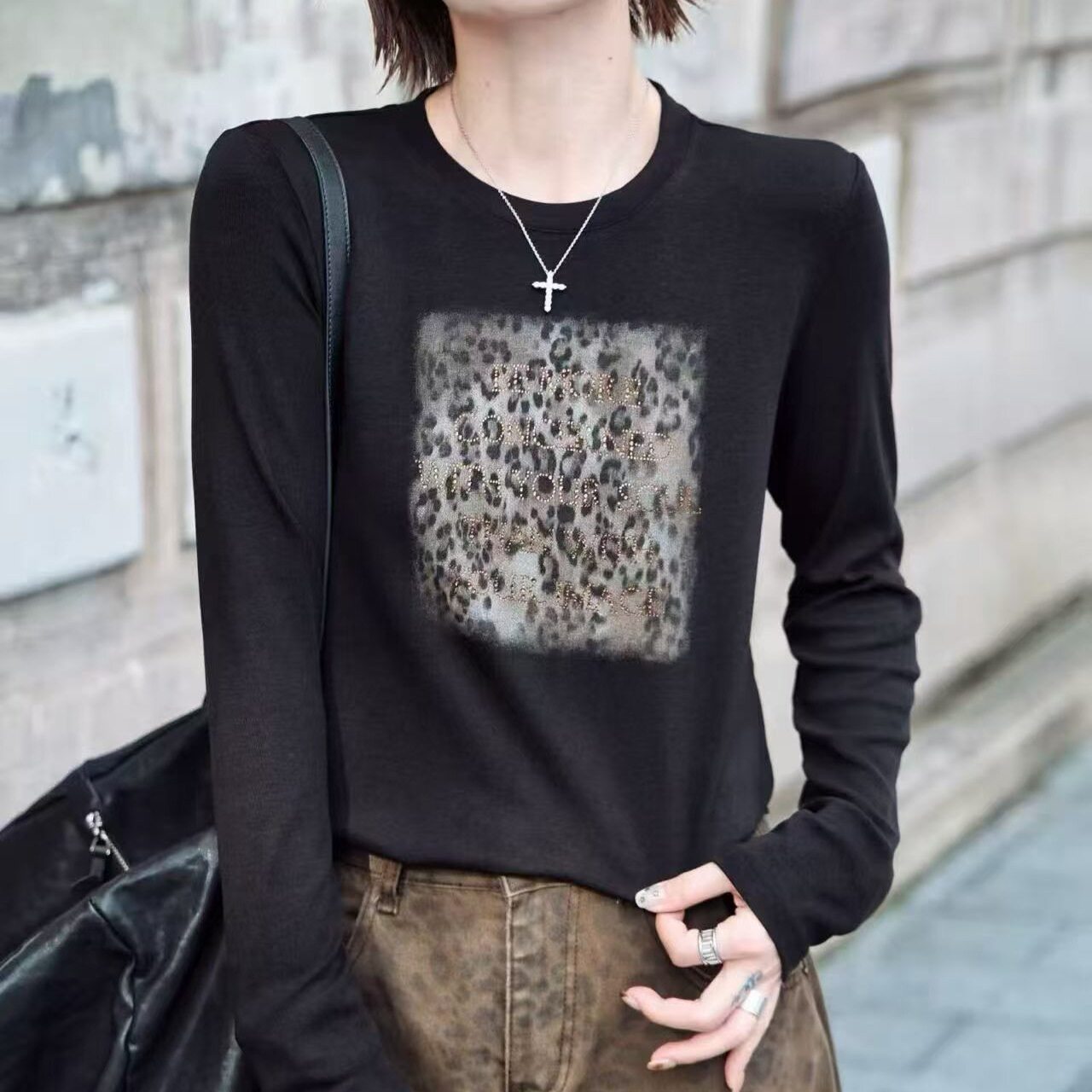 2026秋季复古豹纹方块印花长袖T恤女圆领修身弹力棉料打底衫上衣