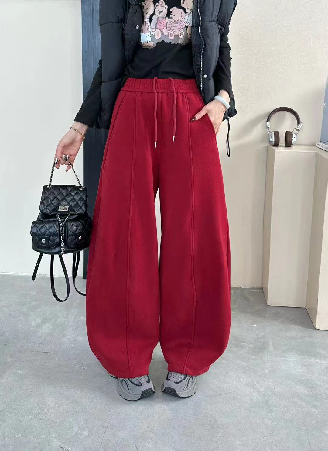 独特超好看的红色加绒阔腿卫裤女秋冬2026新款宽松直筒运动休闲裤
