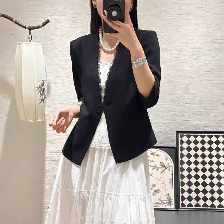 法式V领蕾丝拼接西装女2026春夏修身显瘦七分袖一粒扣西服短外套