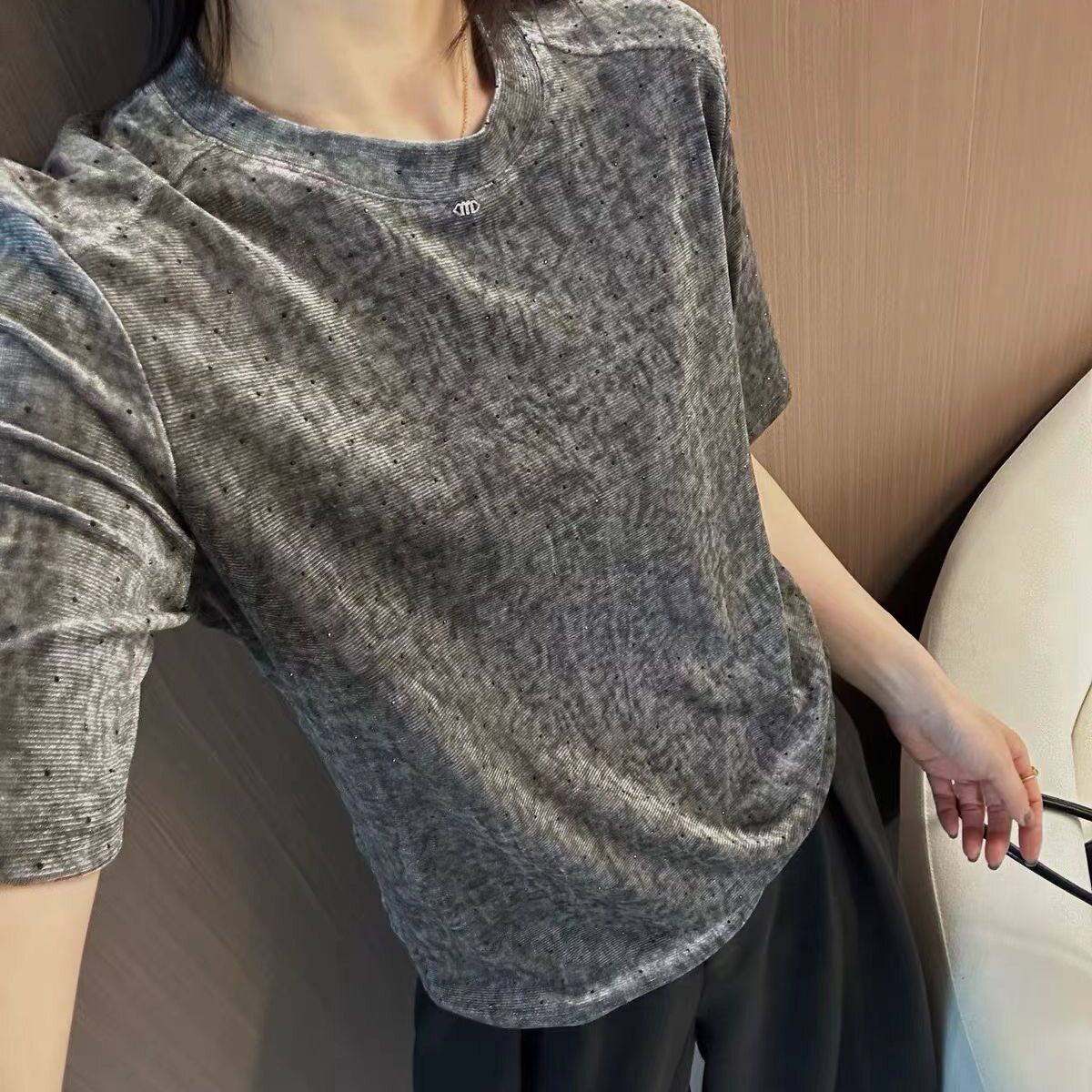 设计感灰色丝绒中袖烫钻T恤女2026秋季新款时尚气质百搭T恤上衣潮