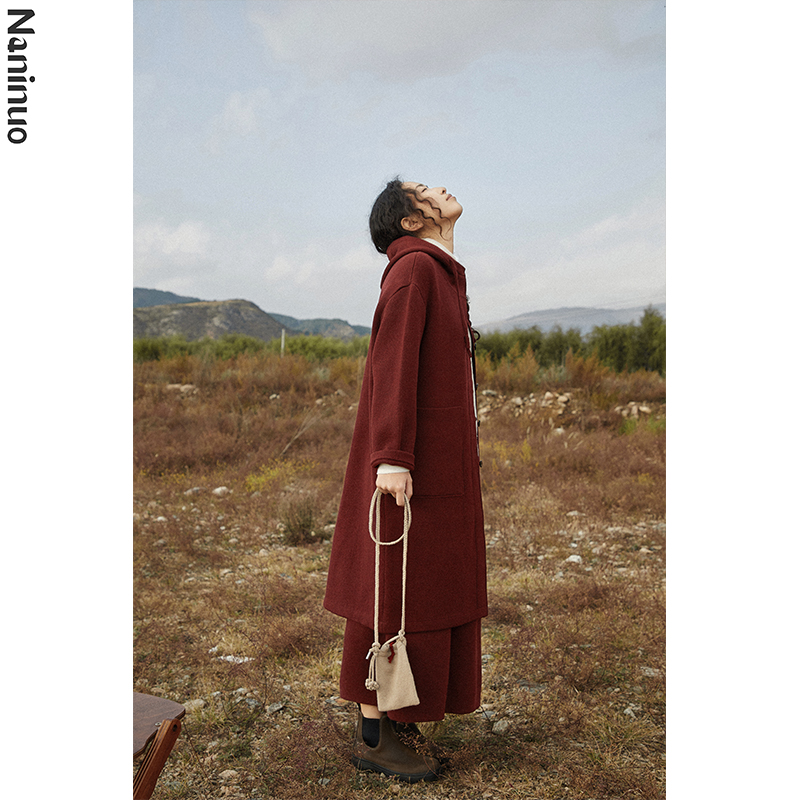 暗扣羊绒大衣宽松连帽