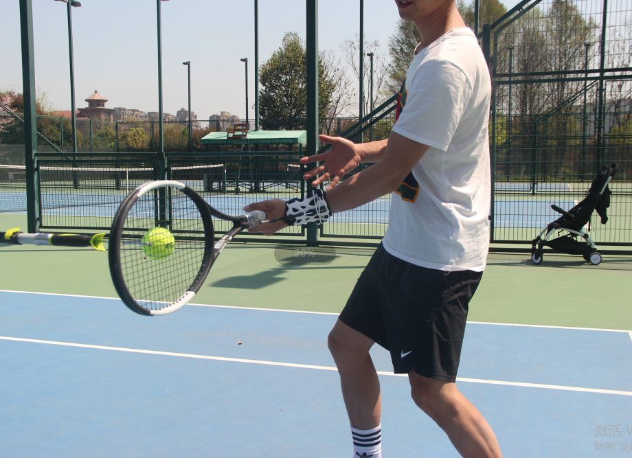 旋转网球训练器 教练指导动作 上旋切削截击发球固定动作练习器