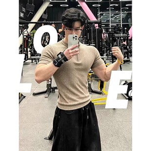 卡其色半拉链健身短袖男款夏季肌理感坑条纹紧身T恤美式立领半袖