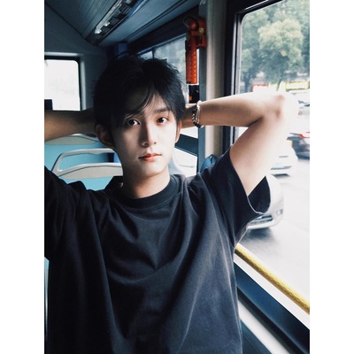 黑色小领口正肩短袖男夏季美式