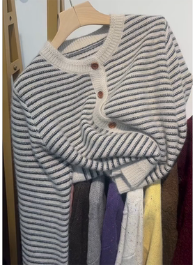 现货】本期心头爱！2026新款浅灰色圆领条纹浣熊绒单排扣毛衣开衫