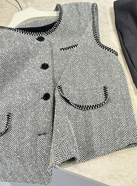 灰色人字纹刺绣撞色边圆领马甲春季新款小香风单排扣叠穿坎肩外套