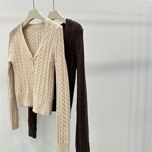 温柔风杏色V领单排扣麻花毛衣女冬季 小香风金扣设计高级针织开衫
