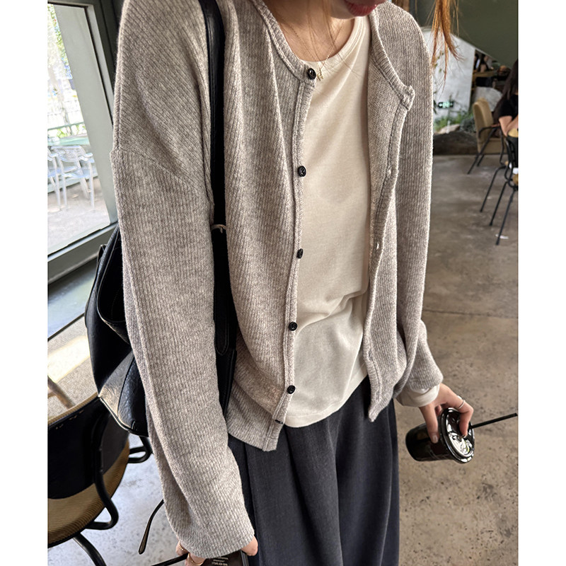 松弛感灰色圆领单排扣针织开衫秋