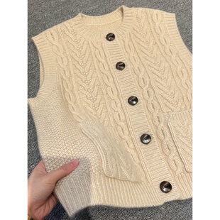 CHAO级推荐！米杏色圆领单排扣麻花毛衣马甲早春新款叠穿软糯背心