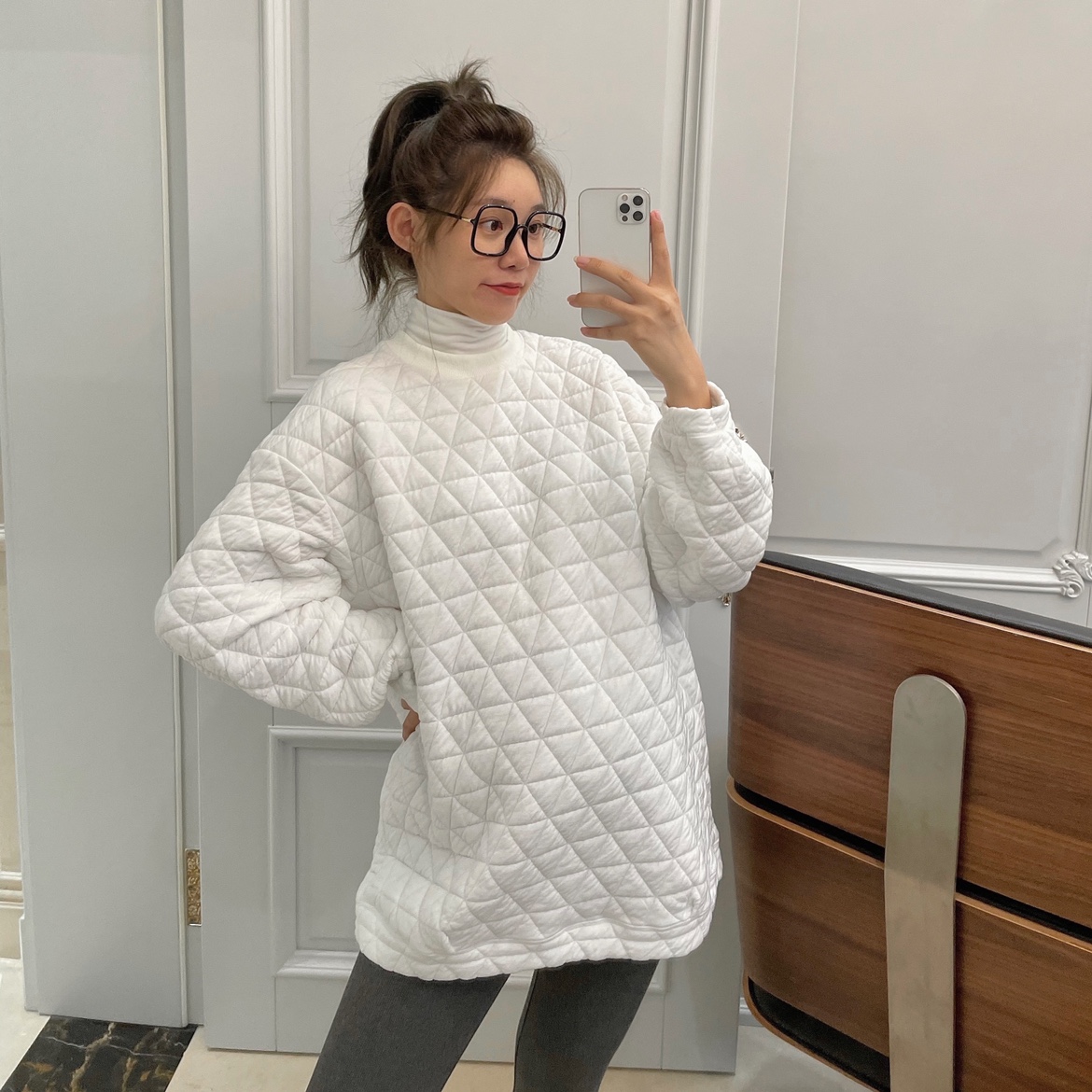 高端孕妇装秋冬减龄菱格洋气卫衣