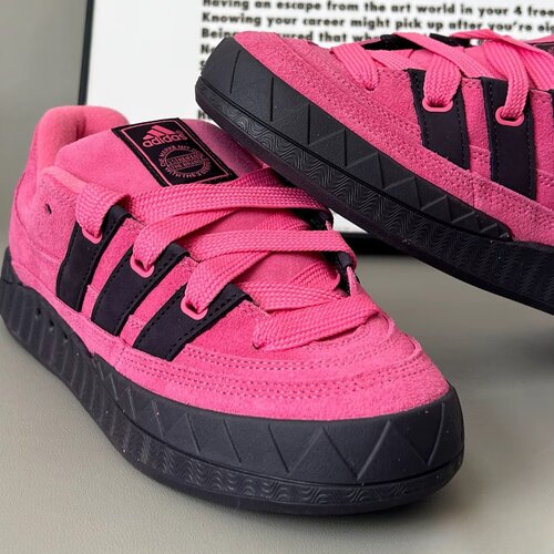 adidas防滑耐磨舒适缓震板鞋