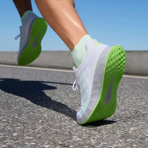Adidas运动透气网面跑步鞋