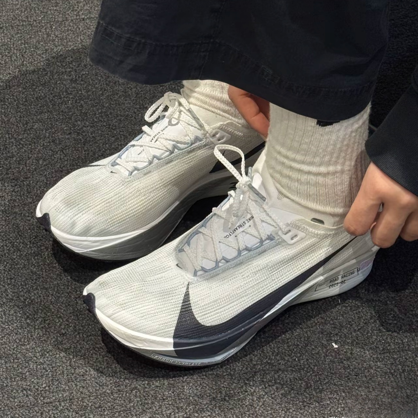 Nike回弹减震防滑透气跑步鞋