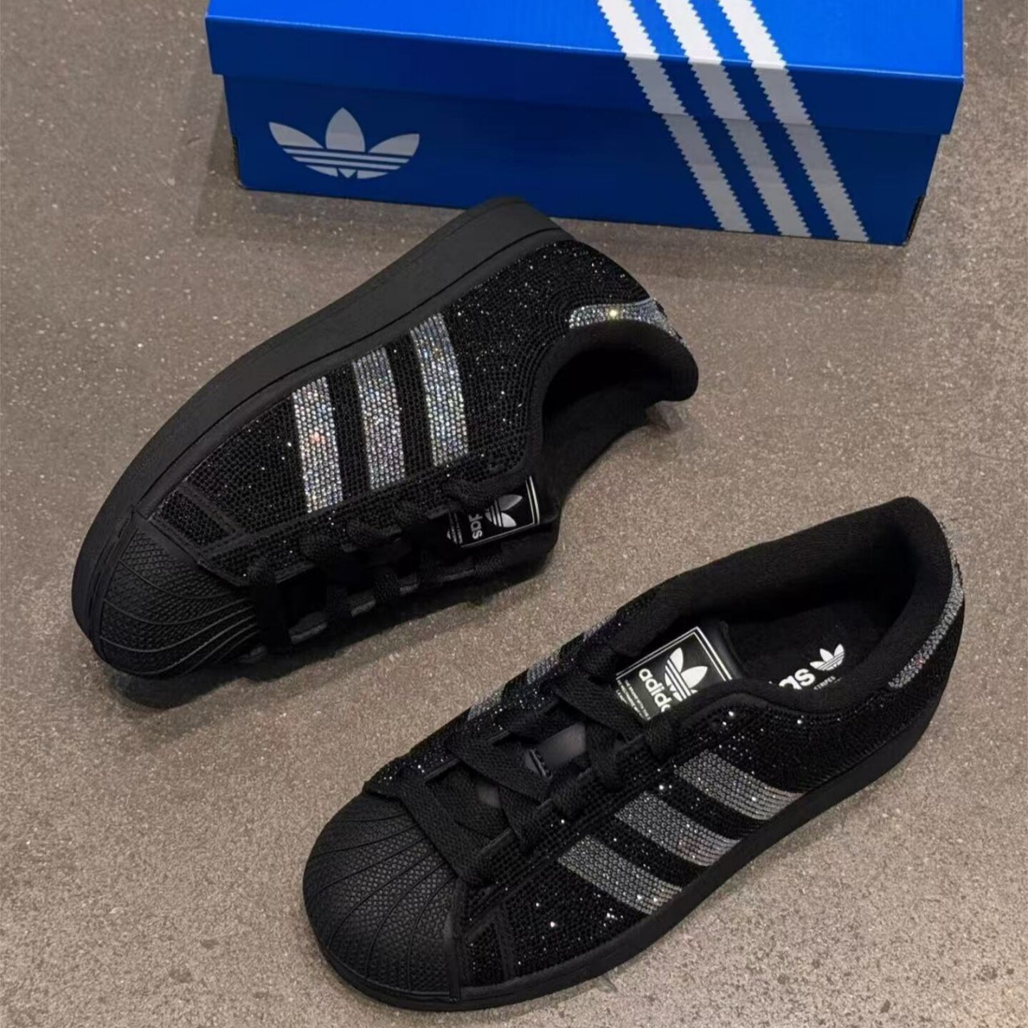 阿迪达斯Superstar2经典板鞋图片