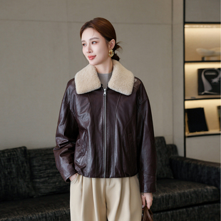 海宁高端真皮皮衣女2025新款冬季时尚宽松绵羊皮短款羽绒服外套潮