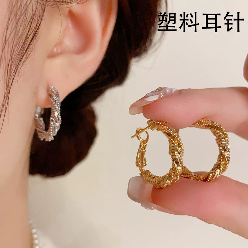 养耳洞塑料针冷淡风碎银子耳圈抗敏感高级感麻花素圈耳钉金色耳饰
